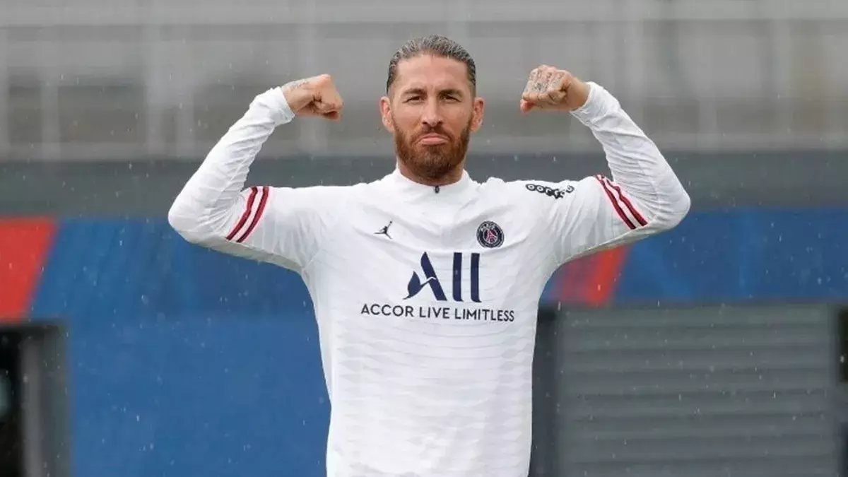 Sergio Ramos posa en una de sus sesiones sobre el césped en París.