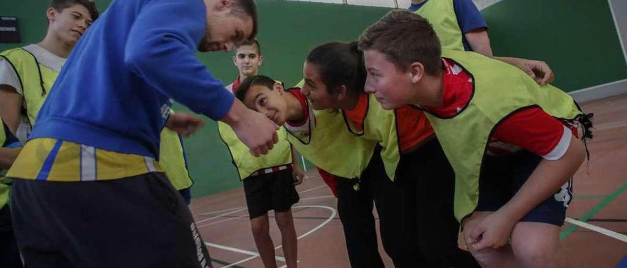 Los alumnos aprenden a realizar una melé.