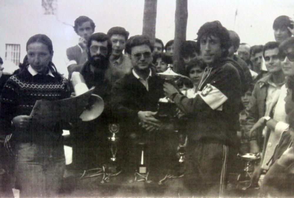 La asociación de vecinos ha preparado una exposición de fotos al aire libre con una selección de fotos de las cuarenta ediciones. Estas son algunas.