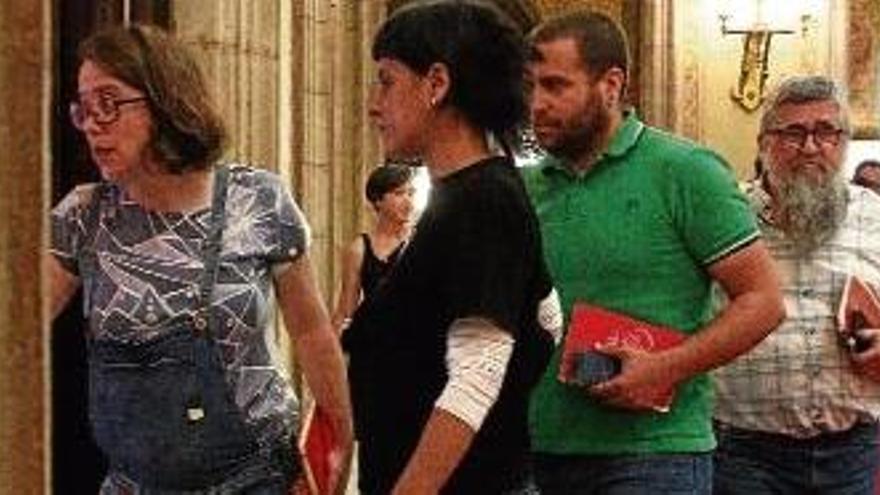 Eulàlia Reguant i Anna Gabriel (amb samarreta negra), dues de les signants de la carta, al Parlament.