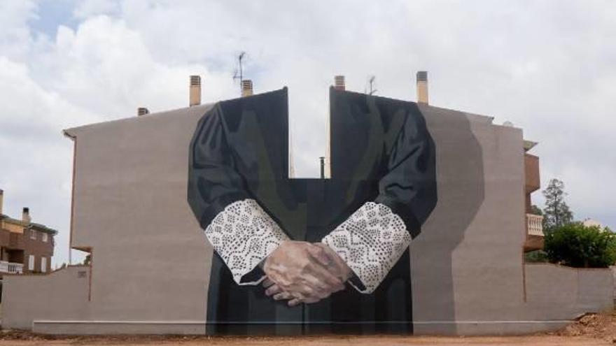 La artista Hyuro critica en un mural de Vila-real el patriarcado de la justicia