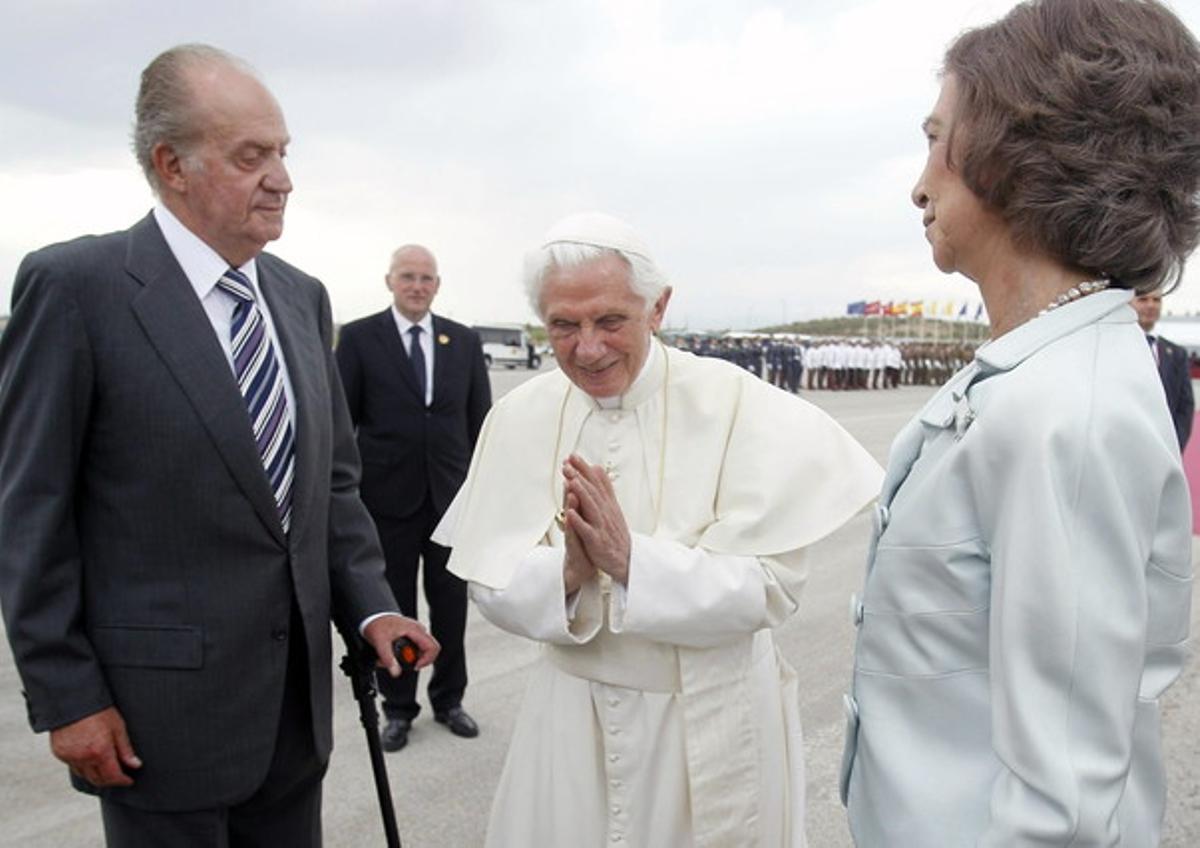 Els Reis d’Espanya i el papa Benet XVI, a l’aeroport de Barajas, al finalitzar la visita d’aquest a Espanya l’agost del 2011. Els Reis d’Espanya i el papa Benet XVI, a l’aeroport de Barajas, al finalitzar la visita d’aquest a Espanya l’agost del 2011.