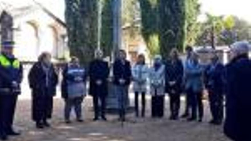 Tots Sants Ofrena de l&#039;alcaldessa i els regidors al cementiri de Girona