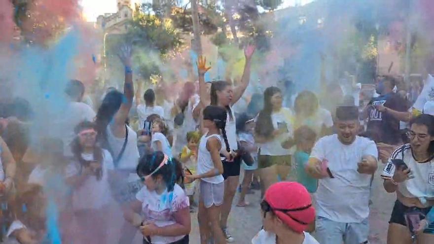 La festa Holi omple els Jardins del Casino de colors