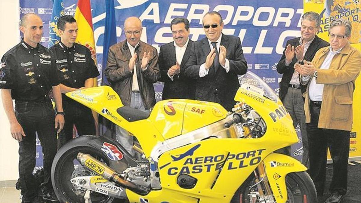 Imagen de la presentación de una moto con la publicidad de Aeroport de Castelló,