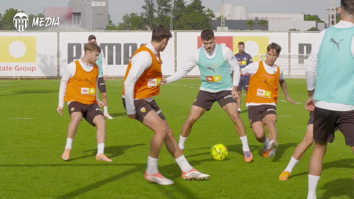Filip Ugrinic en el entrenamiento del Valencia CF