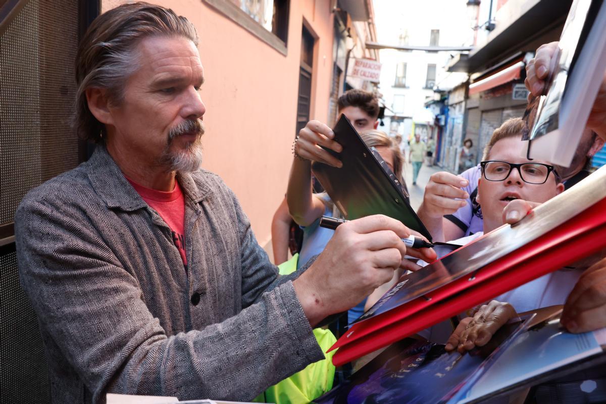 Ethan Hawke firma autógrados en Madrid.