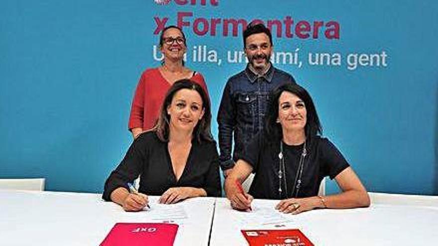 Alejandra Ferrer y Ana Juan firman el pacto de gobierno del Consell de Formentera para los próximos cuatro años.