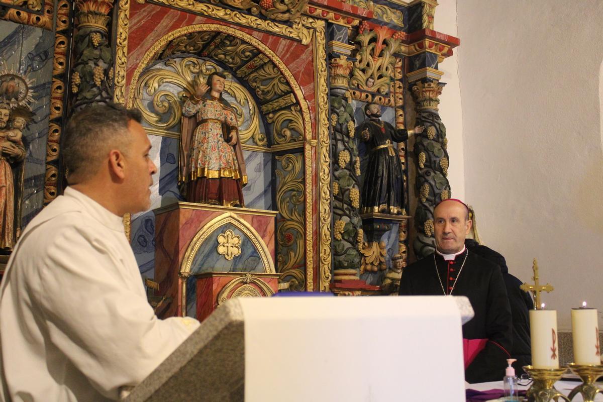 GALERÍA | El obispo visita Villanueva de la Sierra y As Hedradas