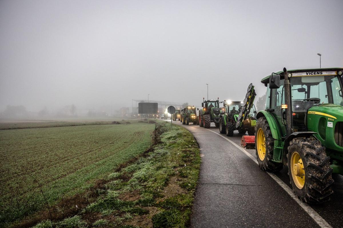 Agricultores catalanes bloquean la A-2 a la altura de Fondarella (Pla dUrgell) con sus tractores durante las protestas para pedir mejores condiciones para el sector