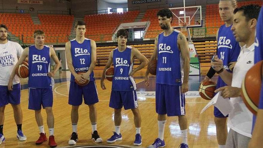 Gonzalo García de Vitoria, con sus jugadores.  // Iñaki Osorio