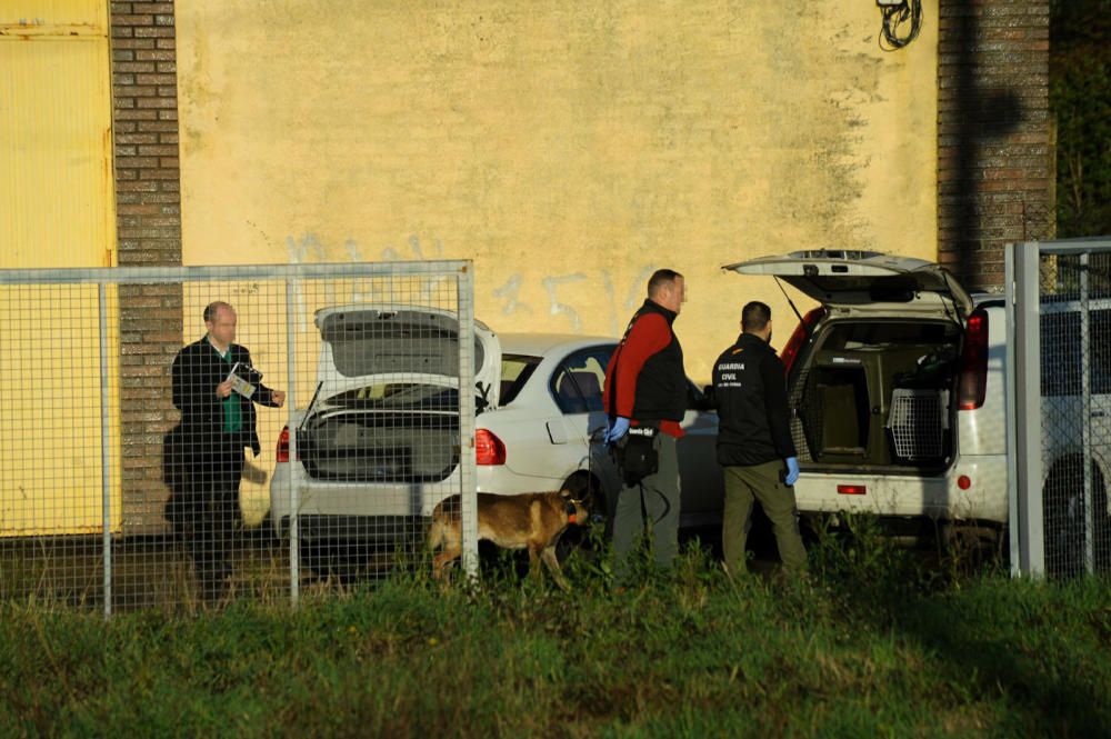 La Guardia Civil registra la nave de Asados