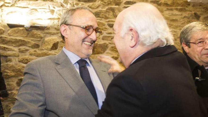El líder de la patronal coruñesa, Antonio Fontenla, felicita al nuevo presidente de la CEG, Antonio Dieter.