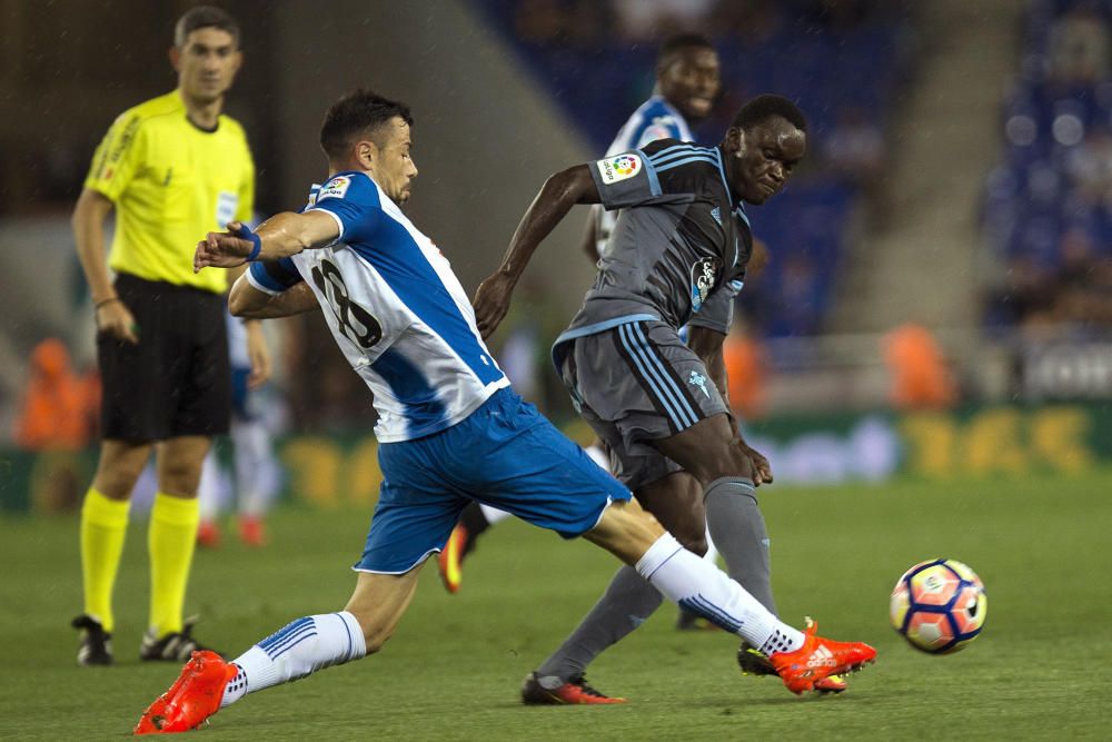 Disfruta del partido de los celestes en Cornellá con una selección de fotografías.