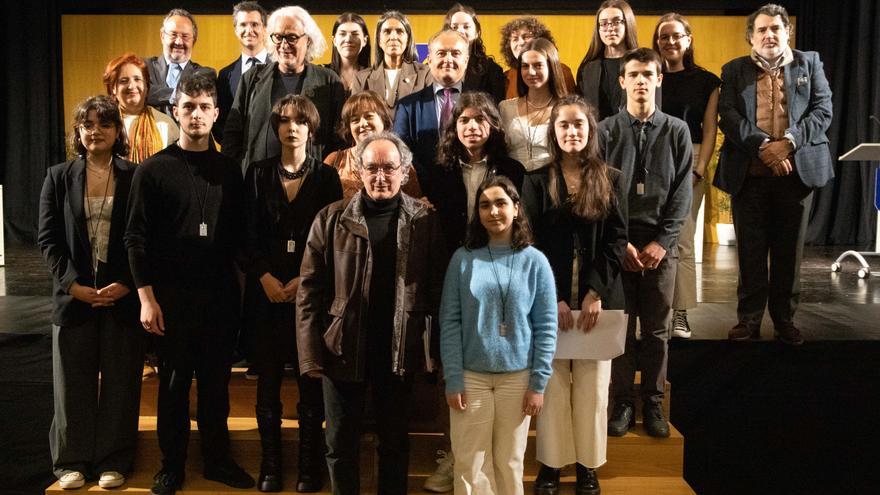 O Colexio M. Peleteiro recoñece os traballos en galego dunha ducia de estudantes nos Premios Literarios Minerva