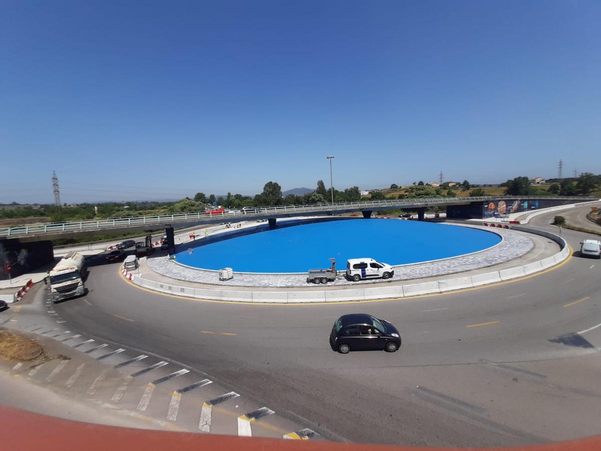 La rotonda ya pintada de azul