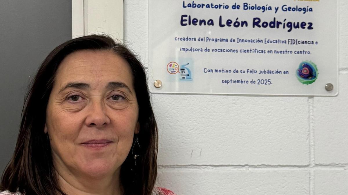 Elena León, junto al laboratorio que lleva su nombre en el IES Fidiana.