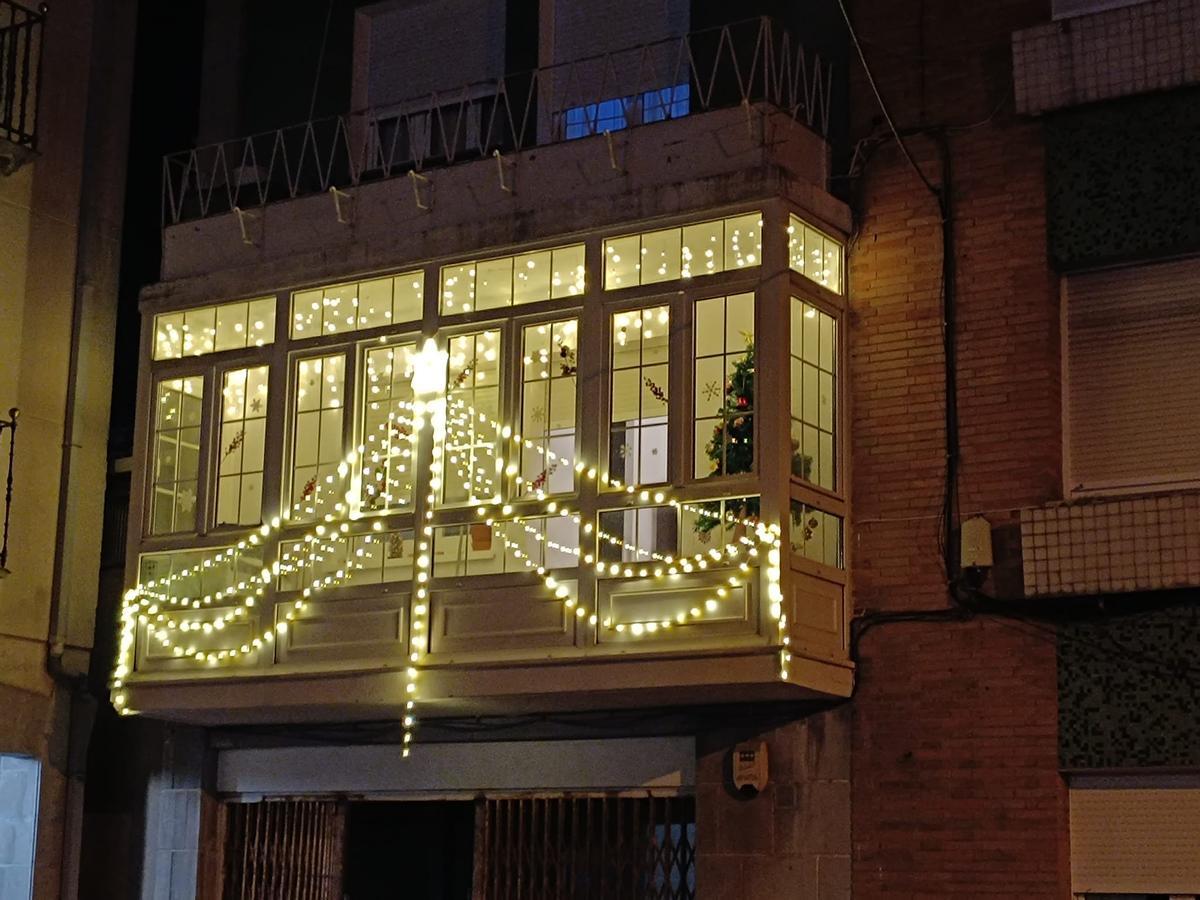 Balcón iluminado en San Juan de la Arena.