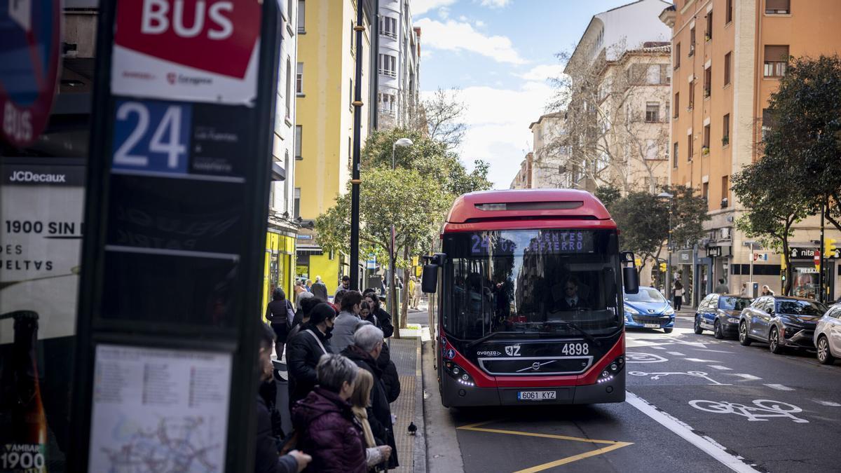 Una fila de ciudadanos esperando a que llegue un autobús en Zaragoza