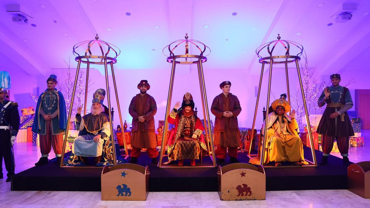 Los Reyes Magos llegan a Asturias y son recibidos por centenares de niños en Oviedo: "Fue un viaje duro por el mal tiempo pero traemos todos los regalos"