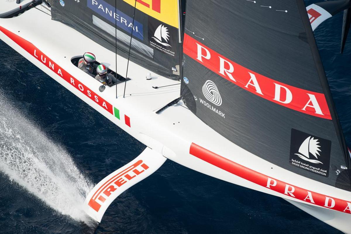 El velero volador de Luna Rossa Prada Pirelli en el segundo día de la regata preliminar de la Copa América de vela en Jeddah.