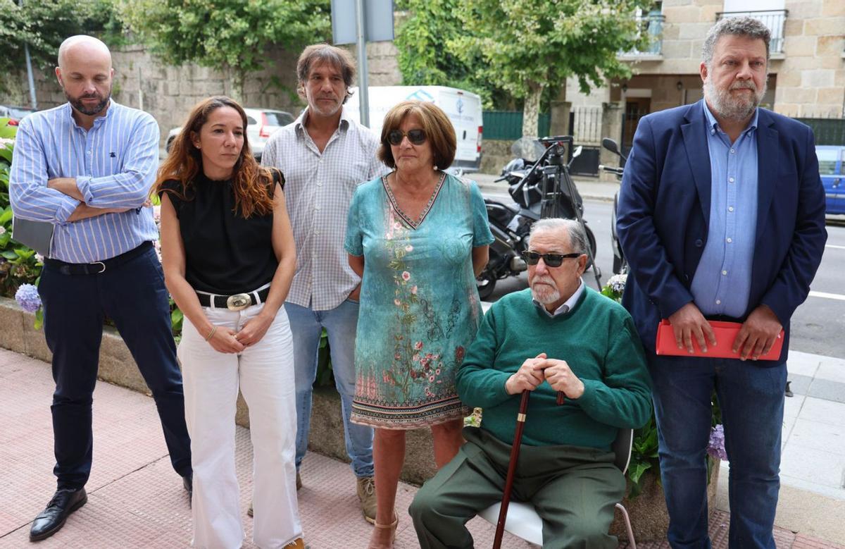 Los padres de Déborah, dos de sus hermanos y sus abogados Ramón e Ignacio Pérez Amoedo, el pasado julio, en Alcabre, cuando anunciaron que habían pedido el archivo de la causa judicial.