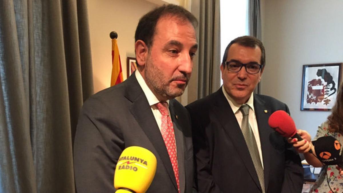 Ramon Espadaler y Jordi Jané atienden a los medios en el traspaso de cartera en la Conselleria de Interior, este lunes.