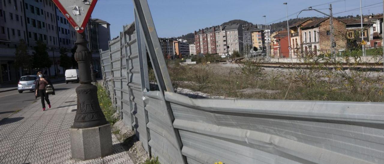 A la derecha, una de las zonas que serán urbanizadas cuando se retire la vía. | Miki López