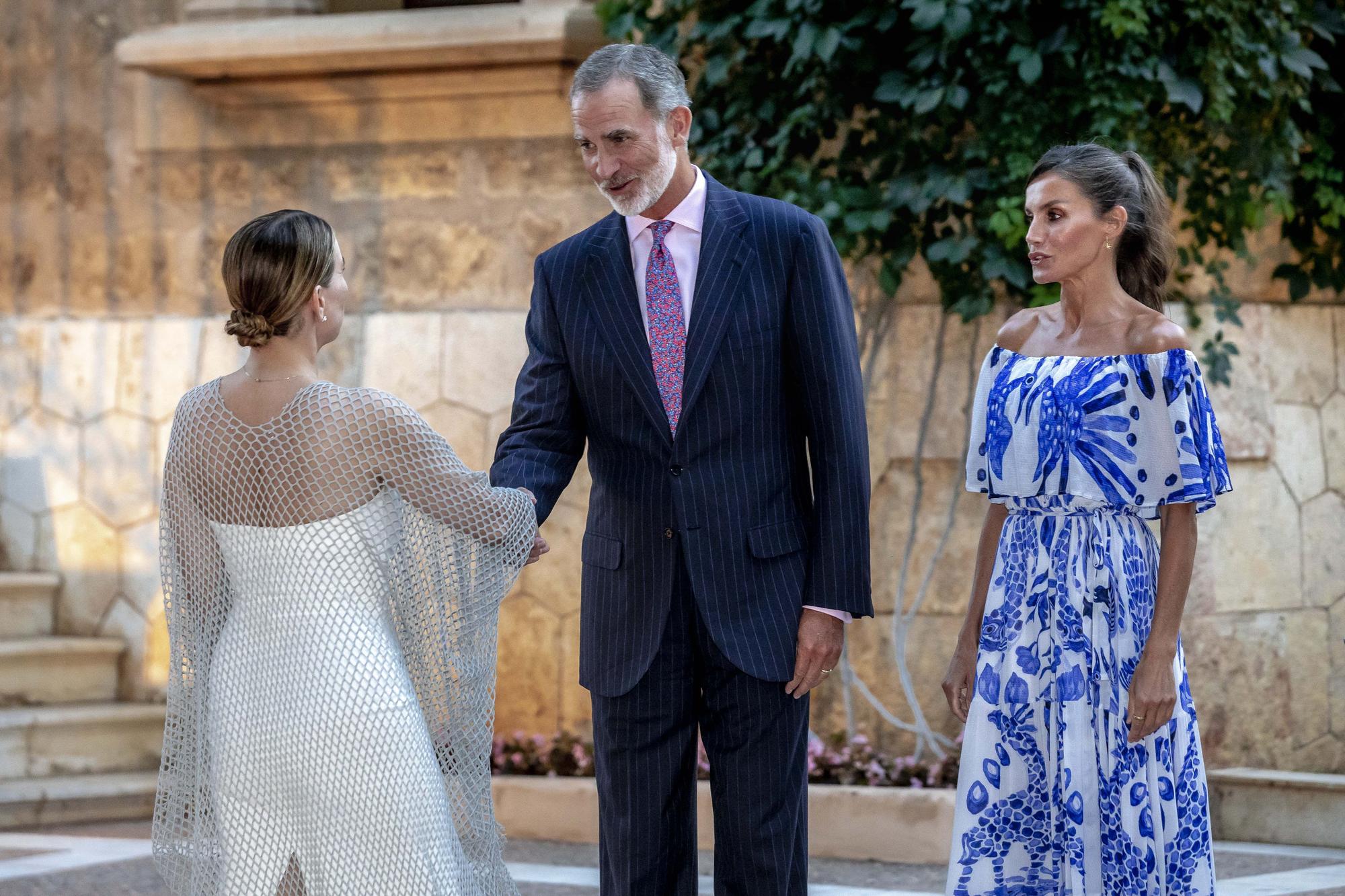 Mira aquí todas las fotos de la visita de los Reyes al Palacio Marivent para recibir a la sociedad balear