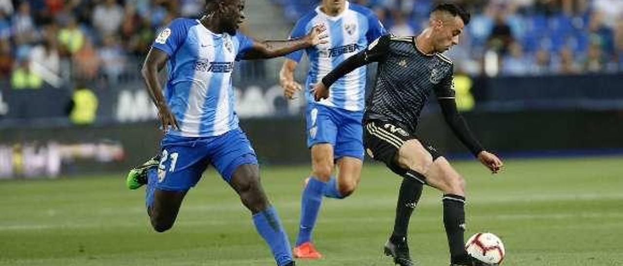 A la izquierda, los jugadores del Málaga tras marcar el 1-0. A la derecha, Tejera trata de superar a N&#039;Diaye. Debajo, Bárcenas intenta sortear la entrada de un jugador del Málaga.