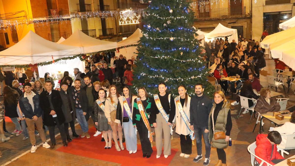 Corporación municipal, con la reina y damas, en el encendido de luces en el mercado navideño organizado por ACOSAL.