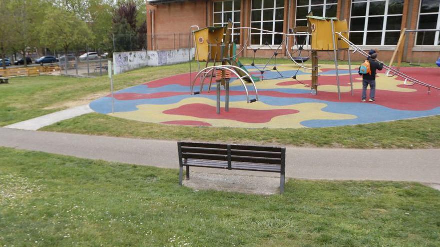 Zona de juegos junto a las piscinas de El Llano donde se ubicará la nueva escuelina.