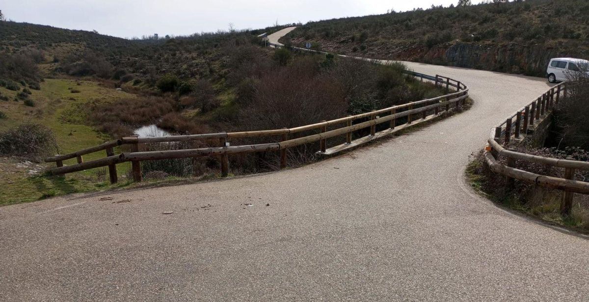 La carretera que comunica Mellanes y Ceadea recupera las vallas de seguridad de madera