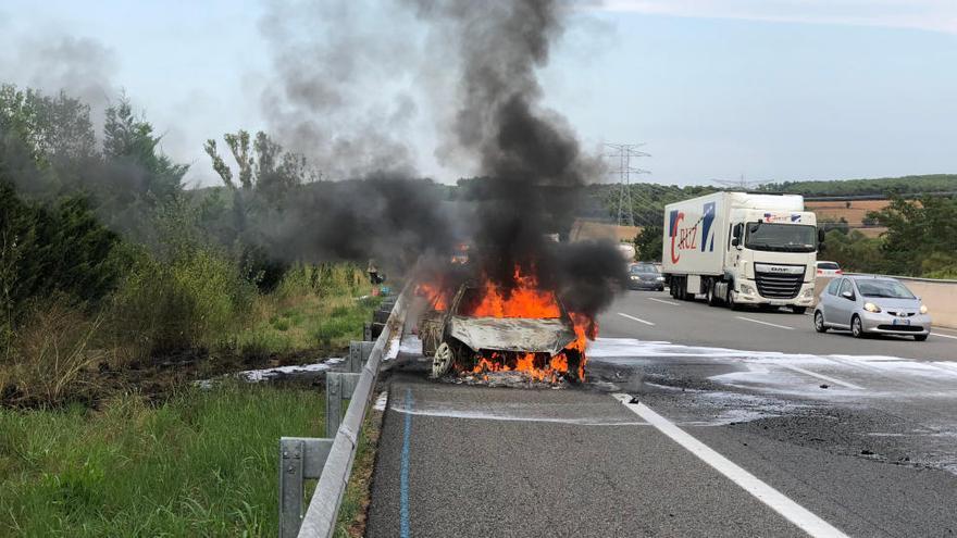L&#039;incendi d&#039;un vehicle a Viladasens talla dos carrils de l&#039;AP-7