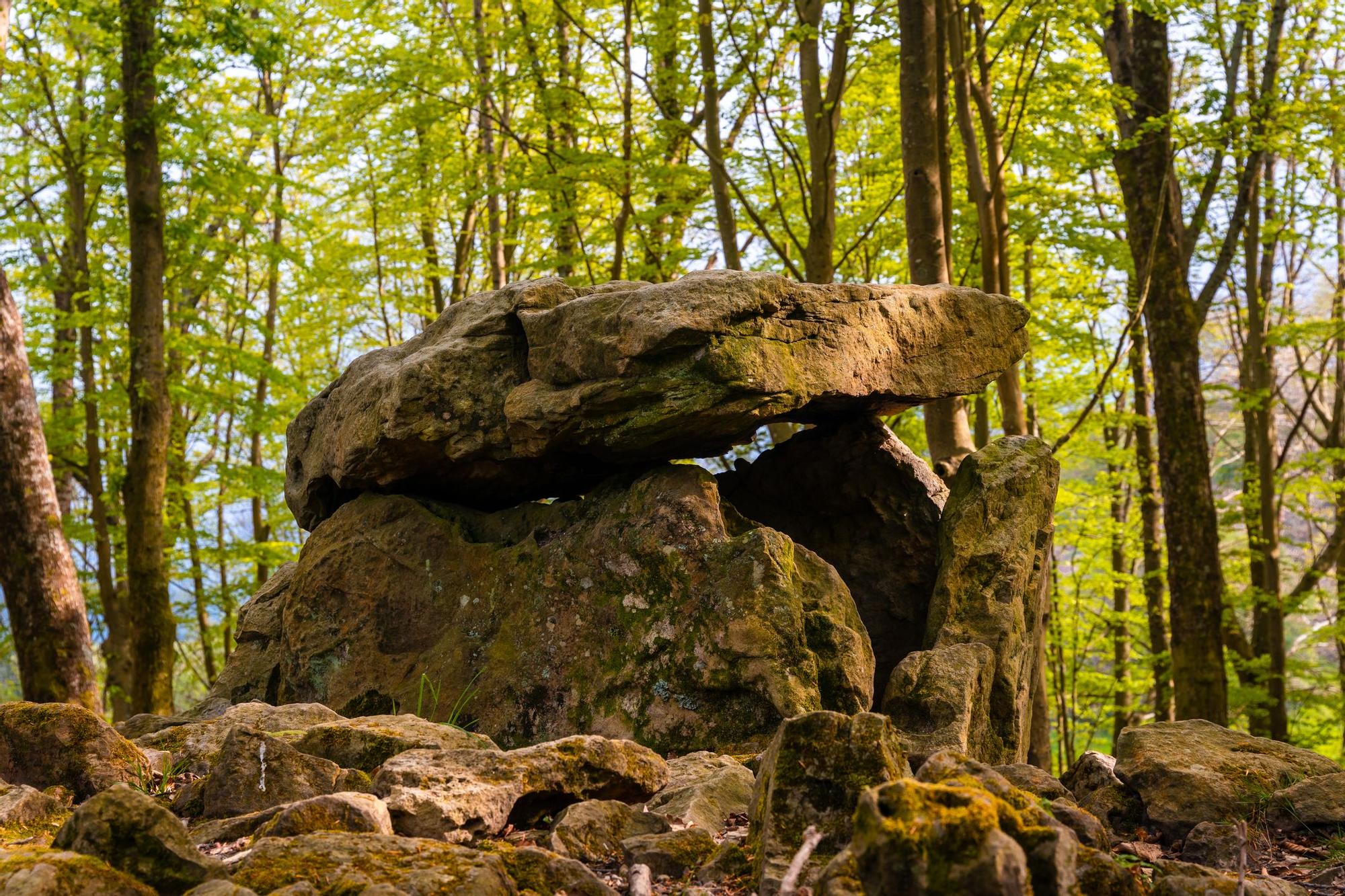 El dolmen prehistórico Aitzetako Txabala en Rentería
