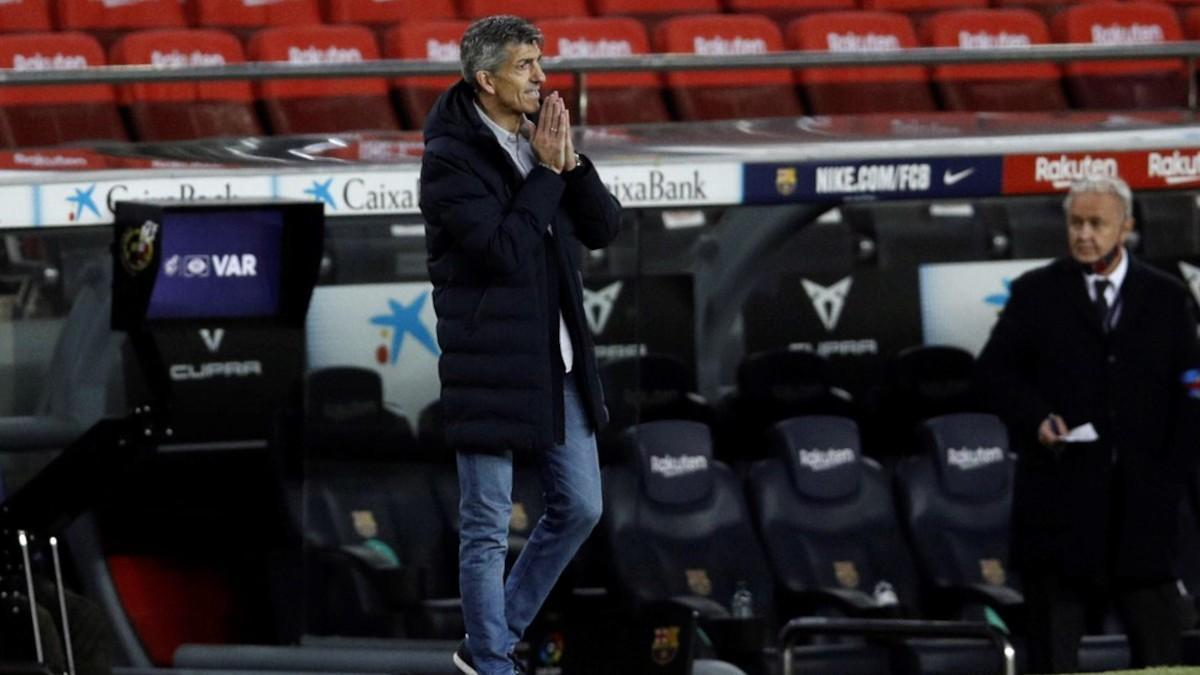 Imanol Alguacil dirigiendo a la Real Sociedad en el Camp Nou