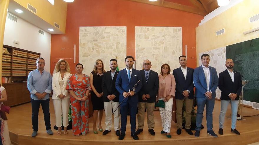 El alcalde, José Antonio Gómez, con los concejales de la nueva Corporación municipal.