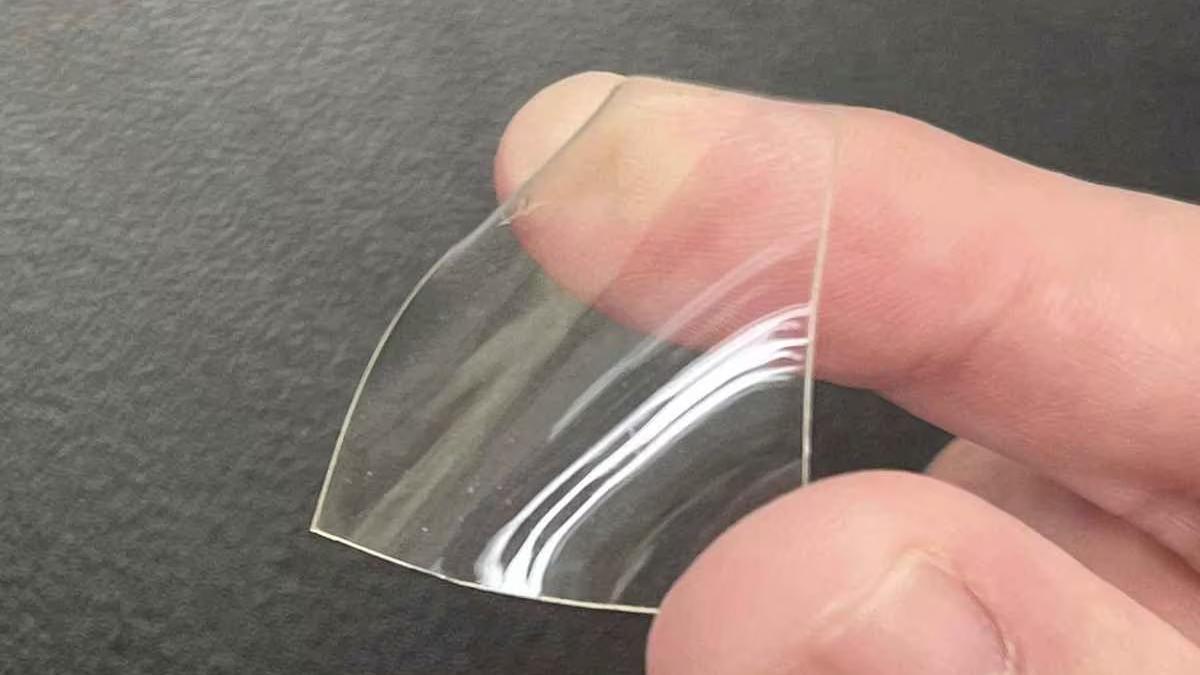 Una lámina del nuevo plástico inventado por los científicos