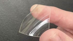 Una lámina del nuevo plástico inventado por los científicos