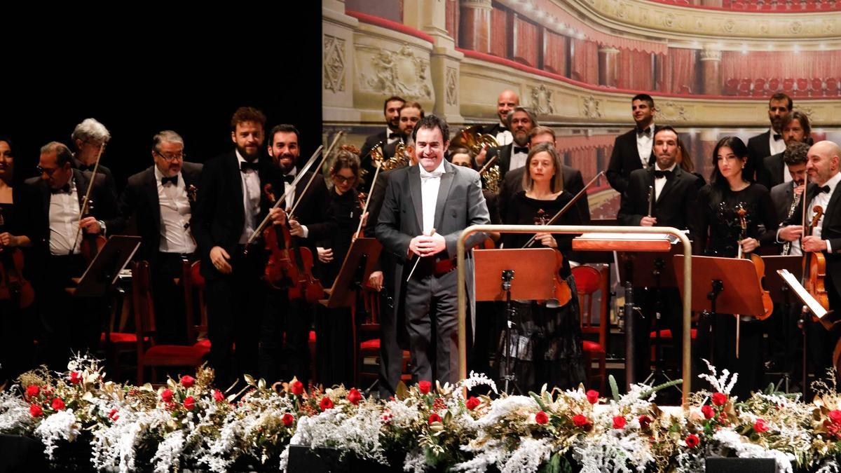 Iván Cuervo, al frente de la Orquesta Ciudad de Avilés, saluda al público en una imagen de archivo.