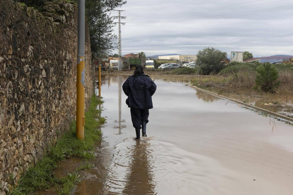 Una mujer intenta acceder a Cogullada, tras la inundación que sufrió la pedanía hace un mes.