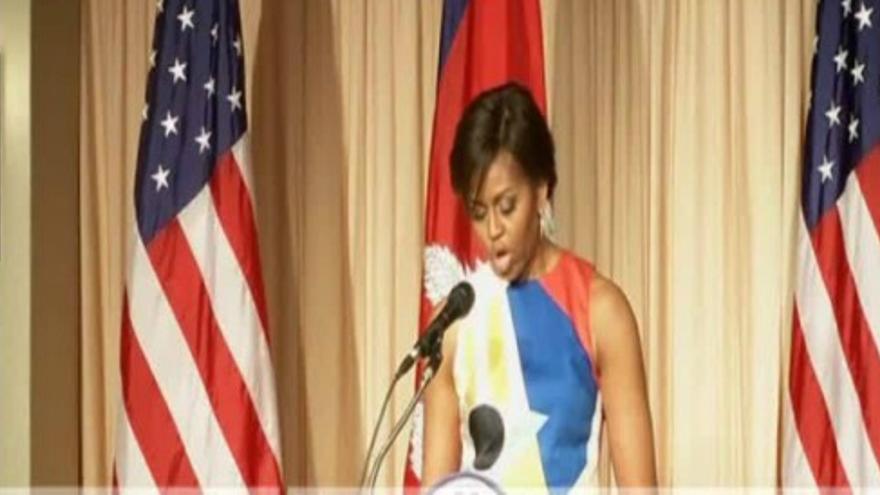 Michelle Obama quiere que las niñas camboyanas aprendan