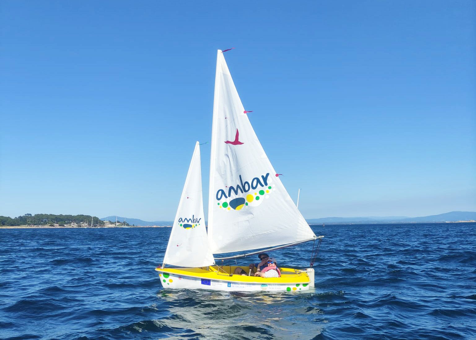 A navegación a vela é unha das actividades que promove Ambar.