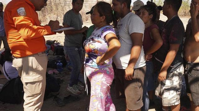 Migrants atesos per l’Institut Nacional de Migració a Mèxic. | JESÚS MÉNDEZ / EFE