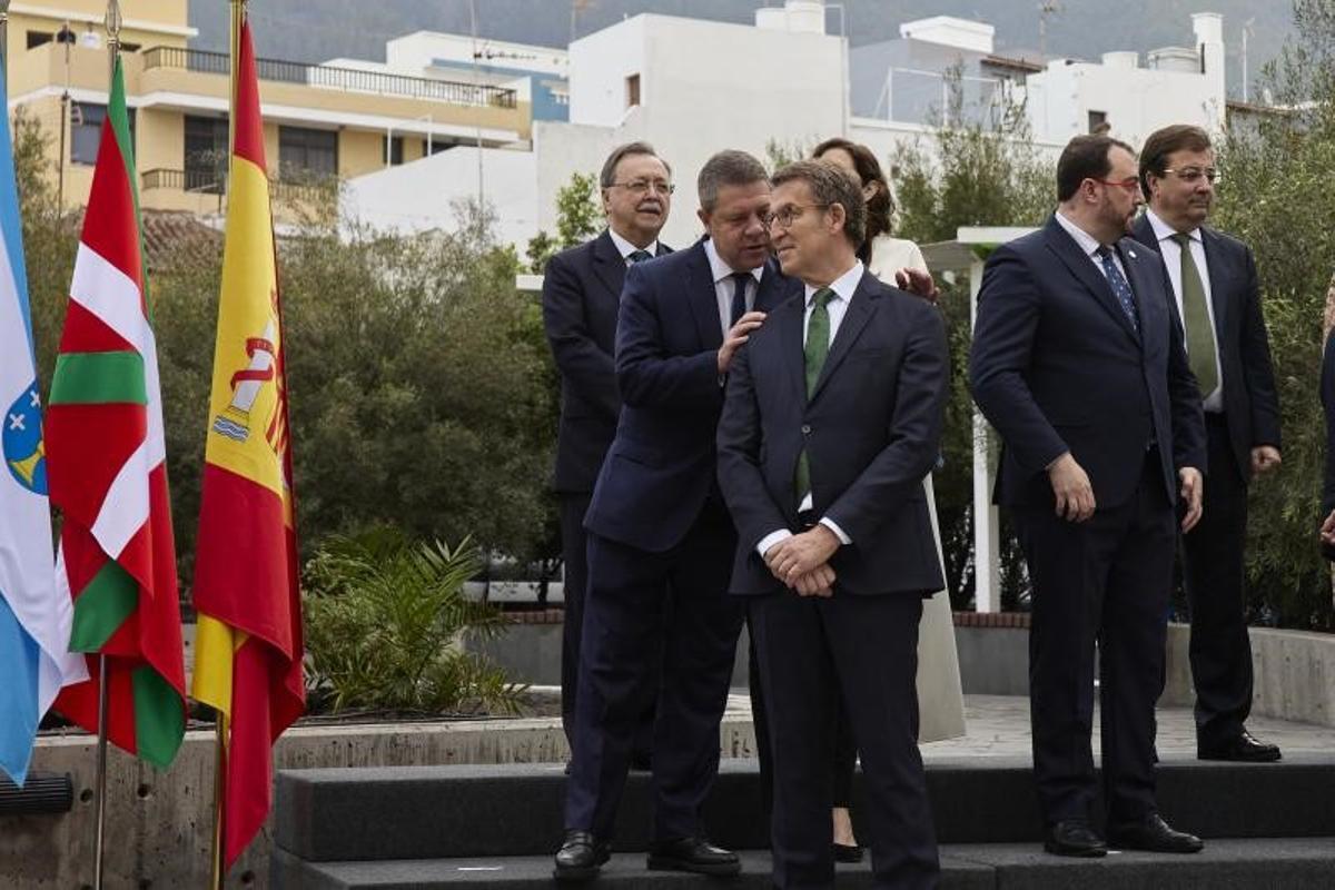 Los presidentes de Castilla-La Mancha y Galicia, Emiliano García-Page y Alberto Núñez Feijóo, conversan antes de la foto de familia de la XXVI Conferencia de Presidentes en el Museo Arqueológico Benahoarita, en Los Llanos de Aridane, en la isla de La Palma, este 13 de marzo de 2022. Detrás de ambos, los mandatarios de Ceuta, Juan Jesús Vivas; Madrid, Isabel Díaz Ayuso; Asturias, Adrián Barbón, y Extremadura, Guillermo Fernández Vara.