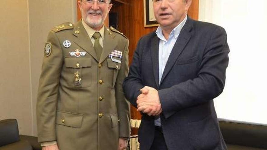 El general Romero Losada en su reunión con el alcalde Miguel Anxo Fernández Lores. // Gustavo Santos.