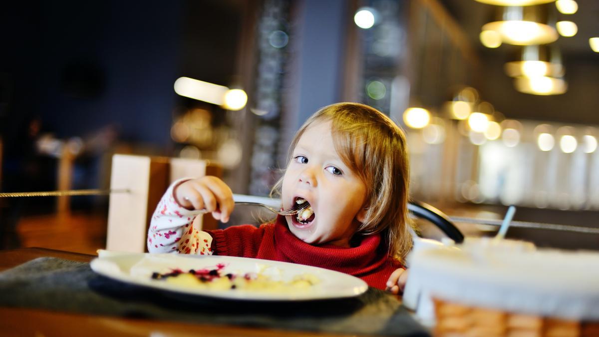 Los niños pueden suponer un quebradero de cabeza para otros comensales y para los propios padres en los restaurantes.