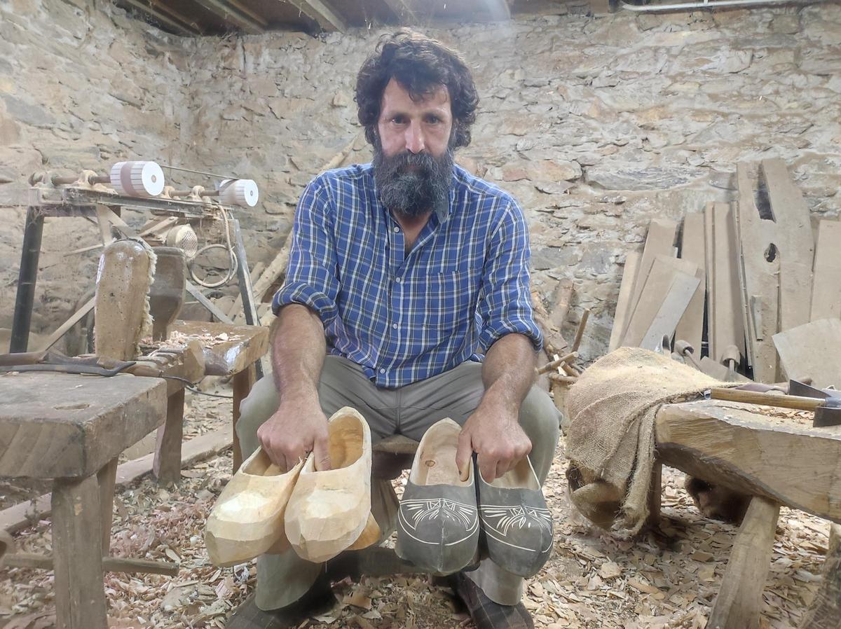 Martín mostrando un par rematado y otro en proceso.