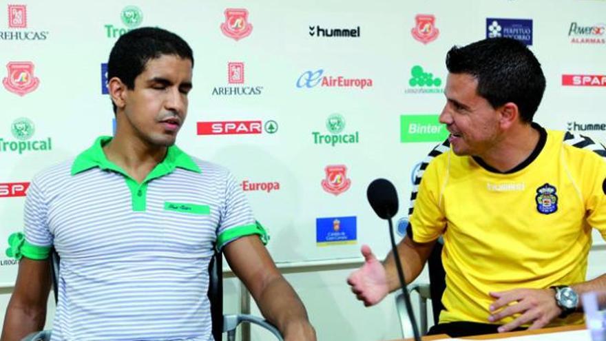 Enhamed, a la izquierda, con Sergio Lobera en el Estadio de Gran Canaria durante la charla que dedicó a la plantilla de la UD Las Palmas en octubre. | carlos díaz/ud las palmas