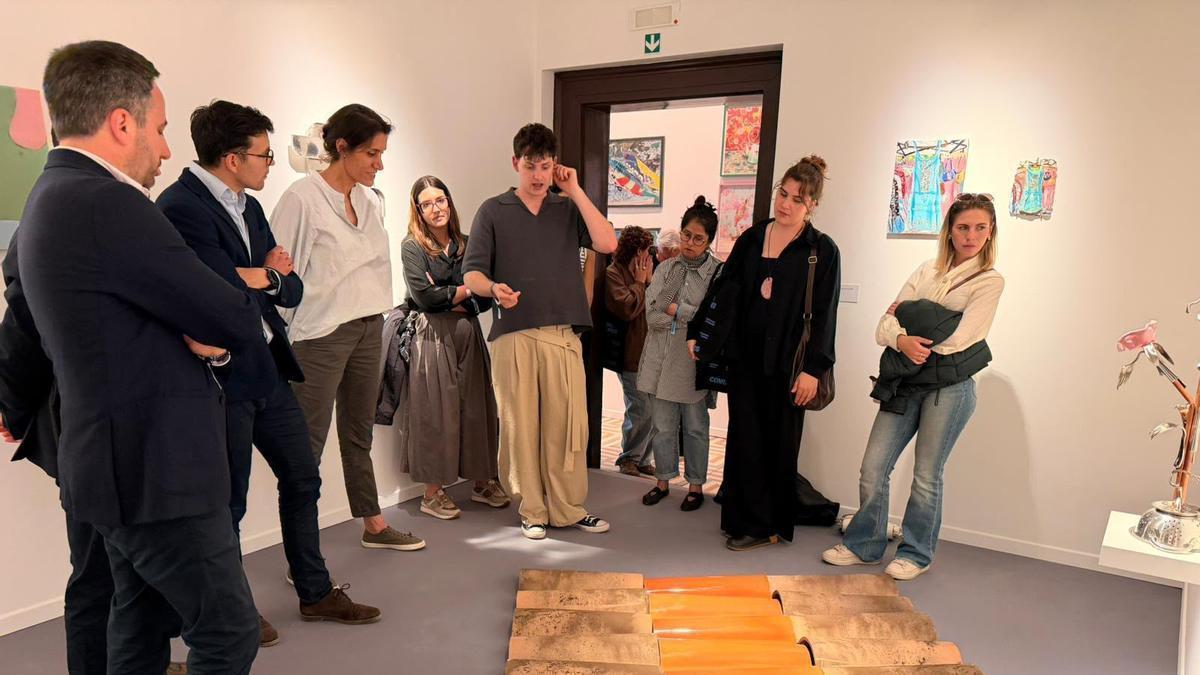 Alumno de Bellas Artes de Adema, explicando su obra.